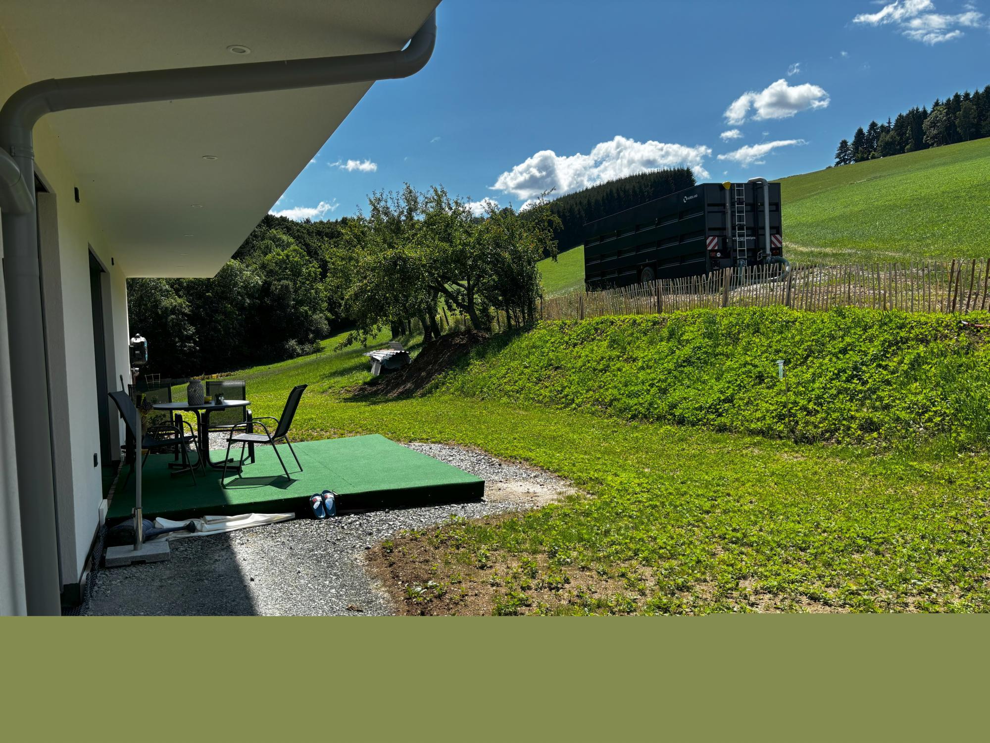 Avstrijsko družino ogroža gnoj, Dunajčane razburja otok smeti