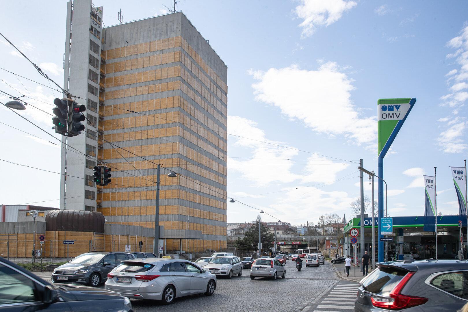 Blum dosegel rekorden promet, Signa prodala APA-stolp, Raiffeisen banke pa s pozitivnimi bilancami