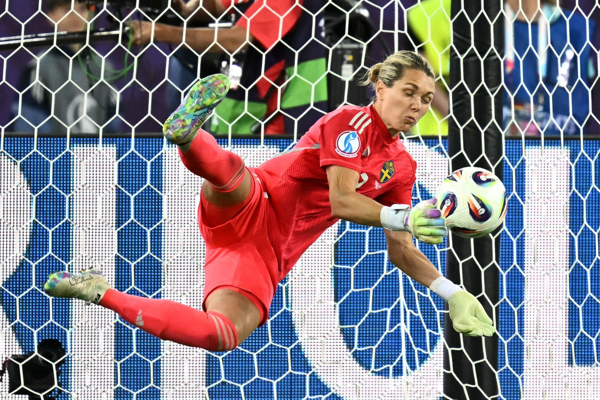 Nach Elfer-Drama: Schwedens Torhüterin als tragische Heldin