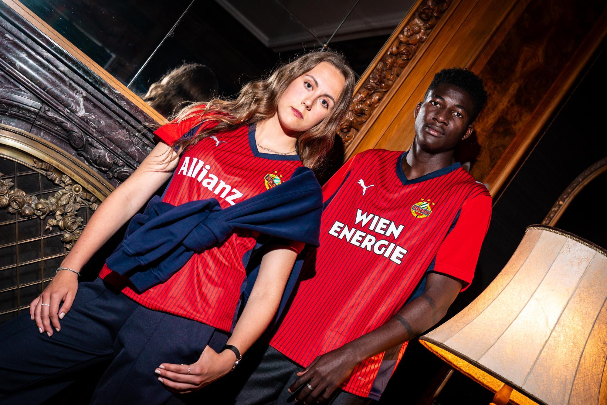 Rapid predstavil novo izvenjsko opremo z modro-rdečimi črtami