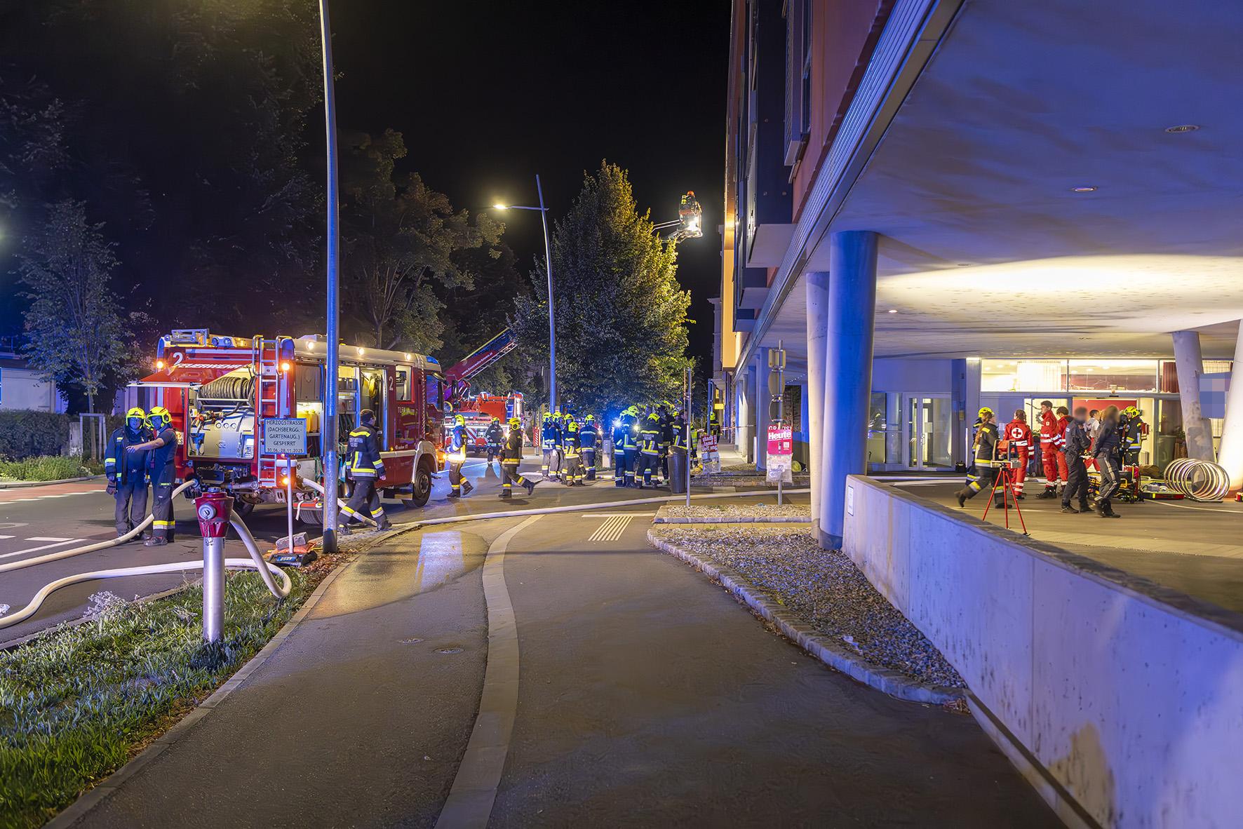 Flammen im Seniorenwohnheim Krems: Verletzter aus Zimmer gerettet