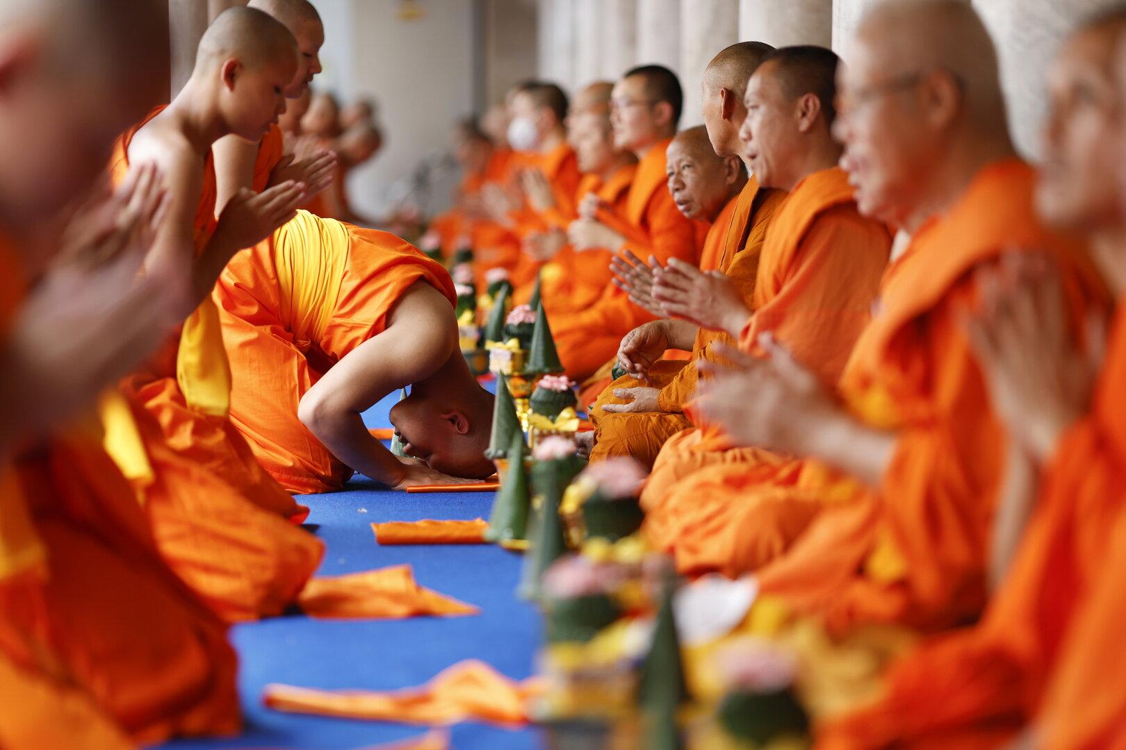 Tajski budizem pretresel škandal: visoki menihi vpleteni v izsiljevanje