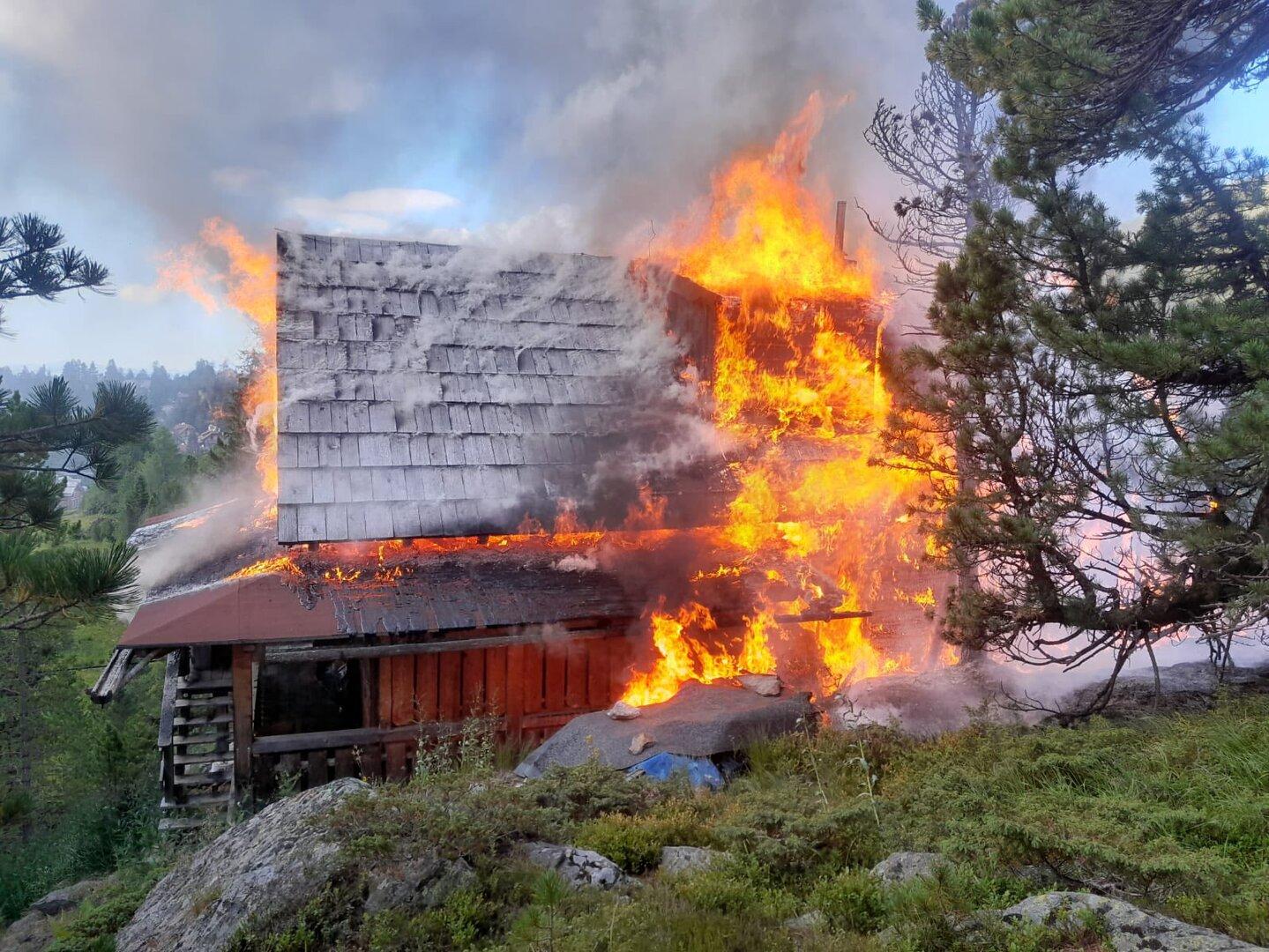 Ženska in štirje otroci so se rešili iz goreče planinske koče na Turracher Höhu