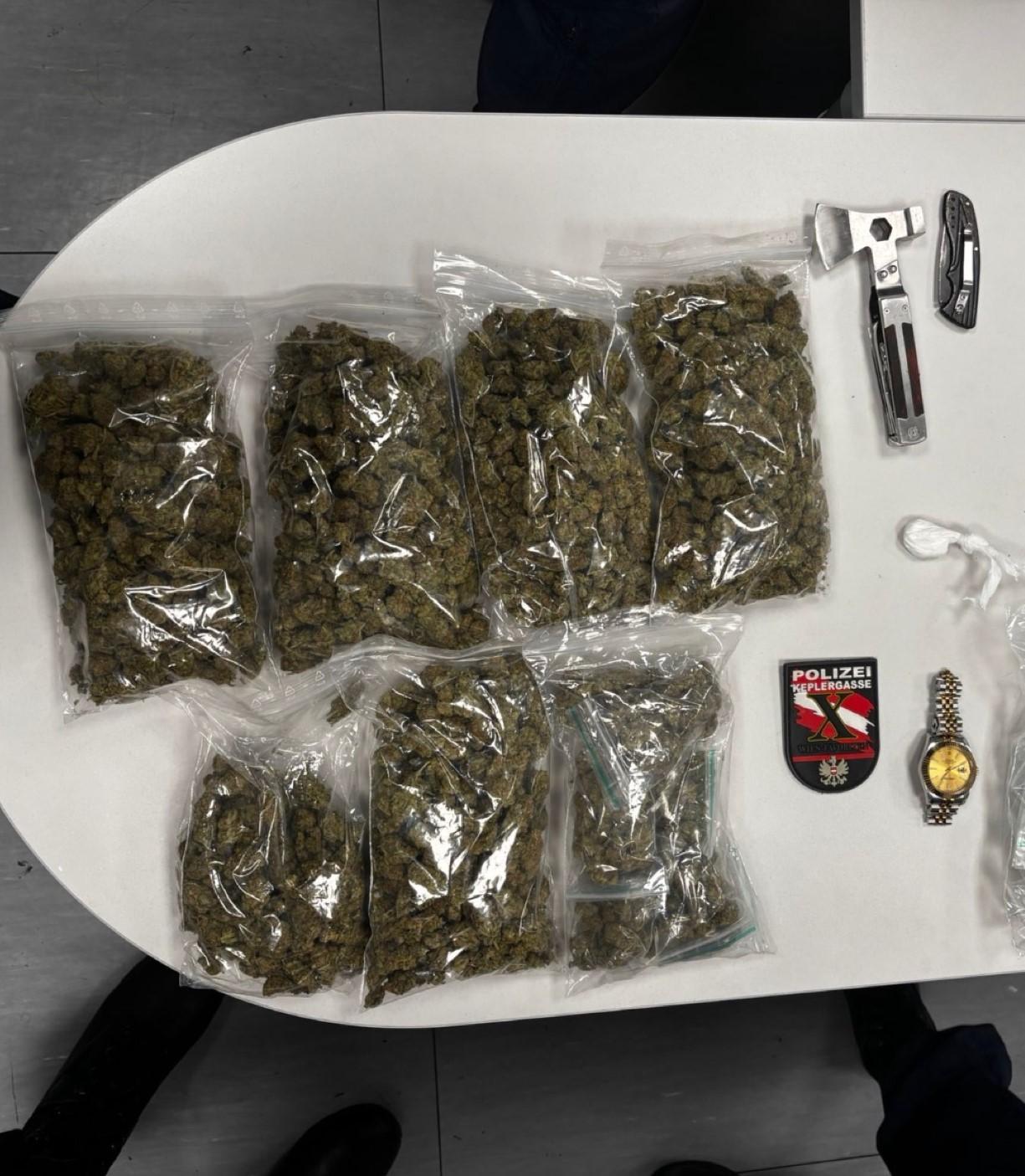 Diler z mamili poskušal pobegniti policiji z e-skirojem v Gradcu, v drugem primeru pa je prišlo do napadov z nožem