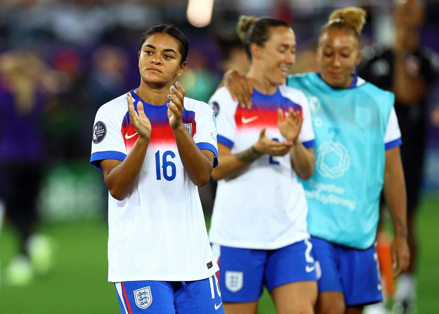 Nach Rassismus-Vorfällen setzen die Engländerinnen ein Zeichen