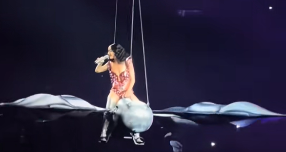 Katy Perry skoraj padla z odra, duo Mitchy in Andre Katawazi pa navdušil na Maschseefestu