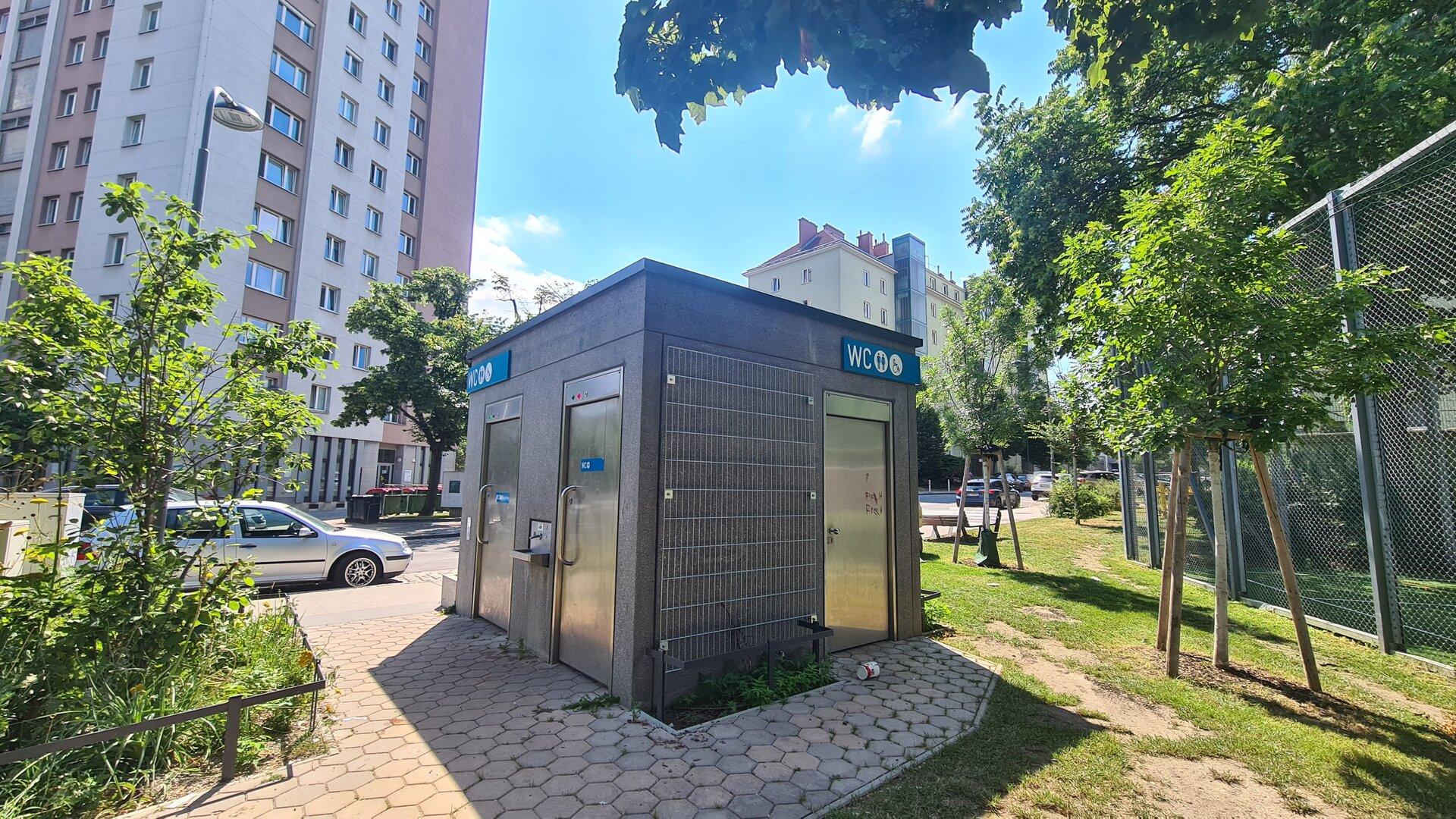 Javno uživanje drog v Margaretenu razburja prebivalce, Roetgen pa se brani obtožb o zaviranju projekta