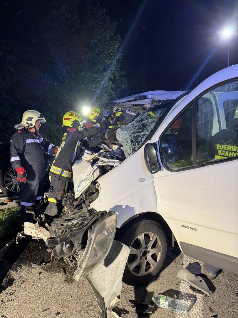 Großeinsatz auf der A1 in NÖ: Bus mit elf Insassen krachte in Lkw-Heck
