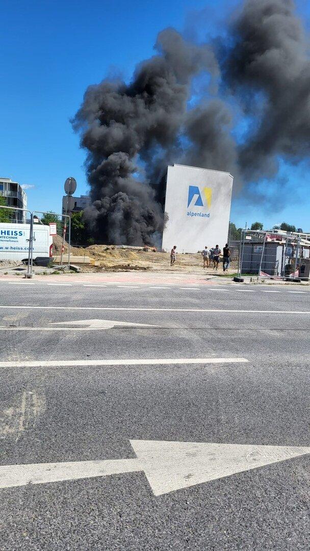 Požar na gradbišču v St. Pöltnu sprožil obsežen odziv gasilcev