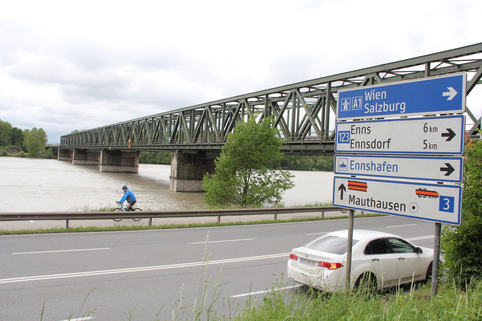 Influenčno zvezdo je nadlegoval iztrebljevalec, ob sočasni obsodbi zaradi plantaž konoplje ob pokopališču