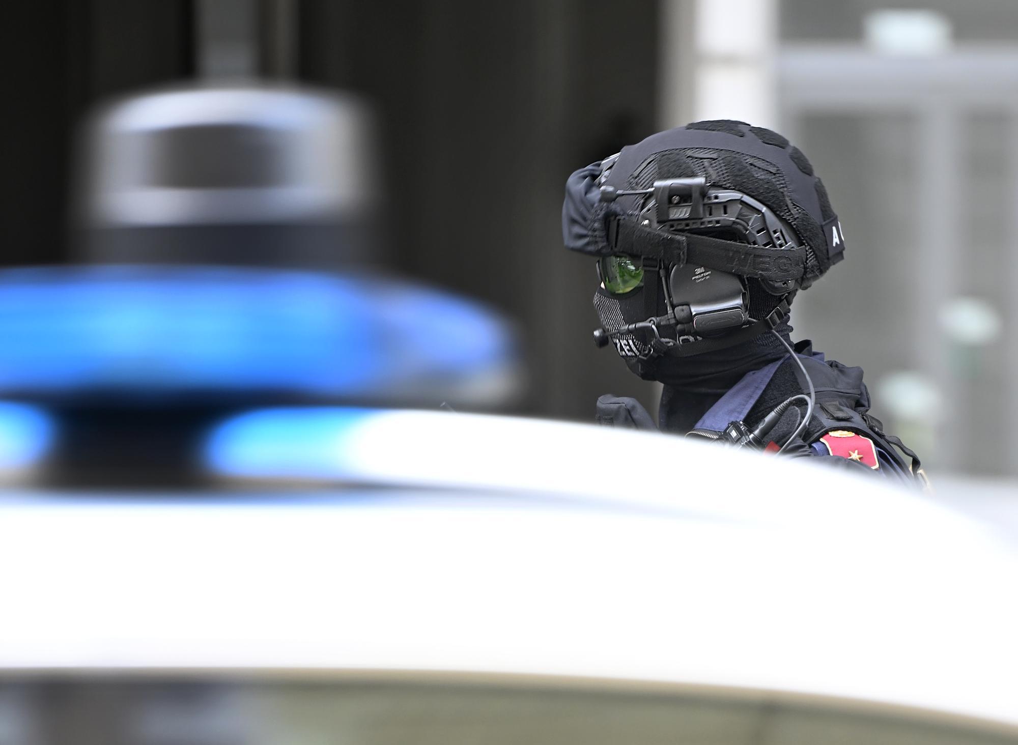 Schüsse vom Balkon einer Wohnanlage in Wien: Waffe gefunden, Täter flüchtig