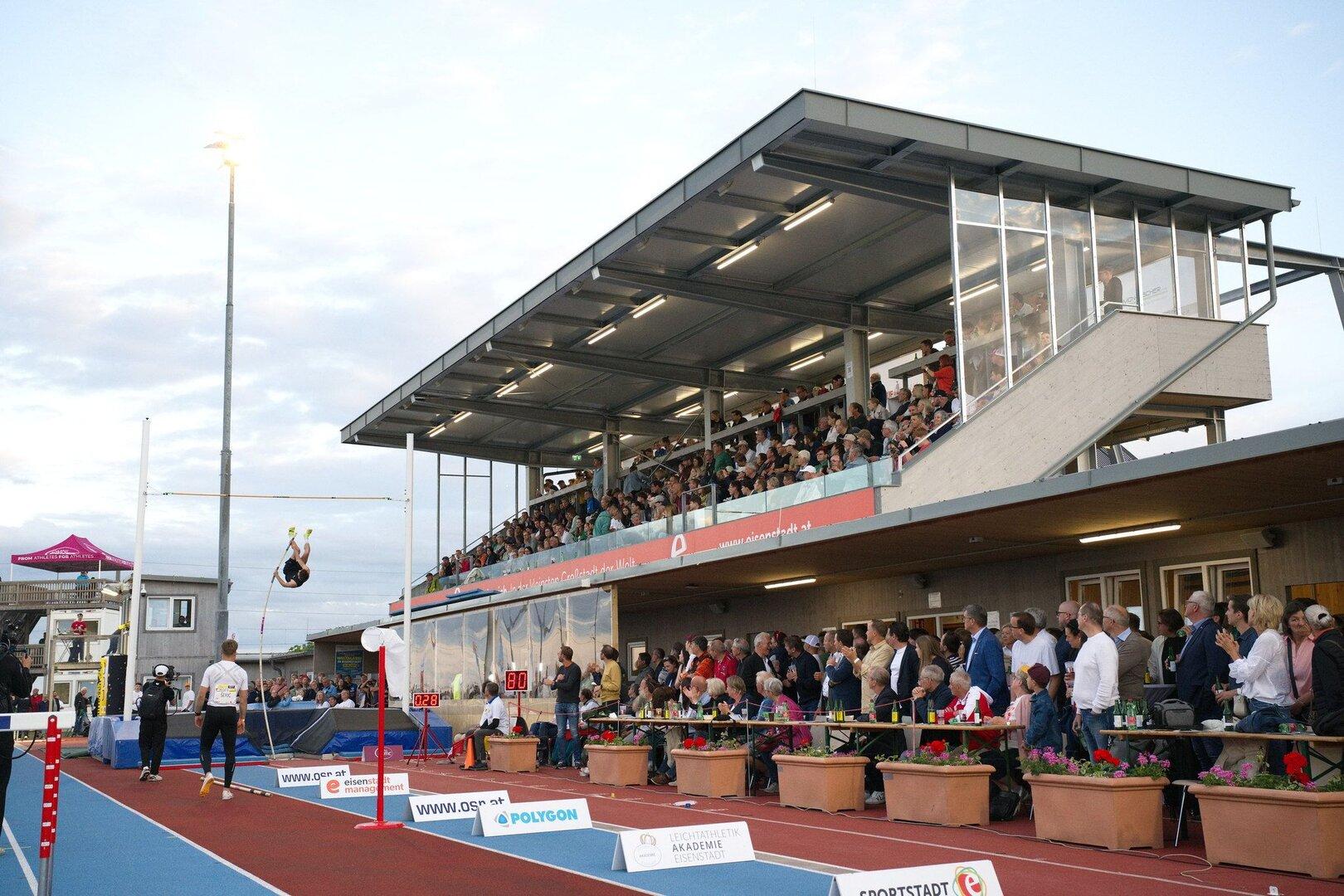 100 Jahre – und topfit auf der Laufbahn