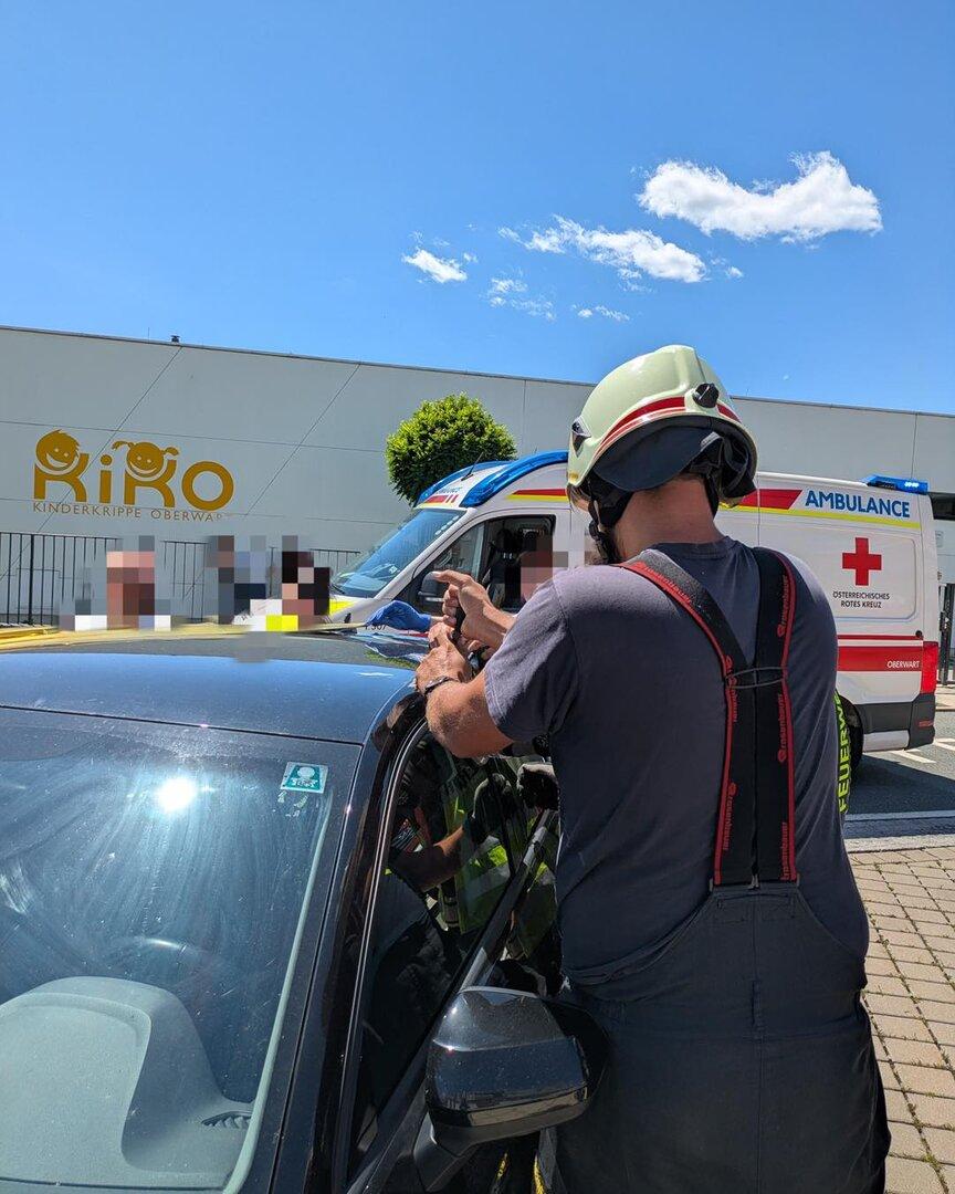 Dreifacher Einsatz: Kind aus Auto befreit, Brandalarm & Boot im Schilf