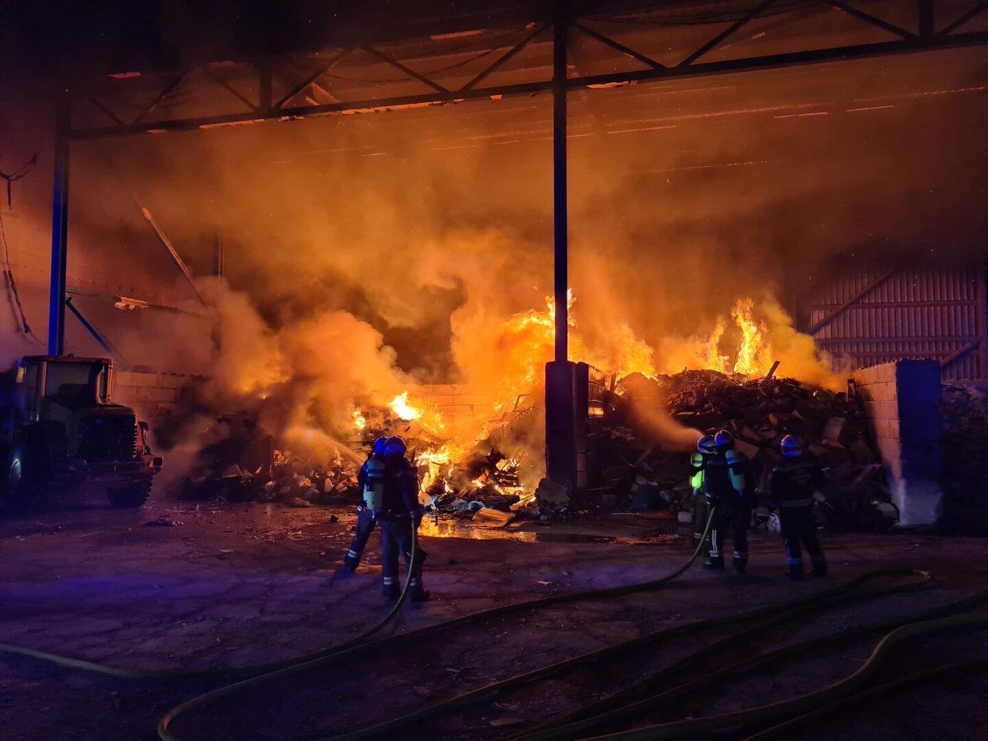 Zwölf Einsatzfahrzeuge vor Ort: Müllbrand in Lagerhalle