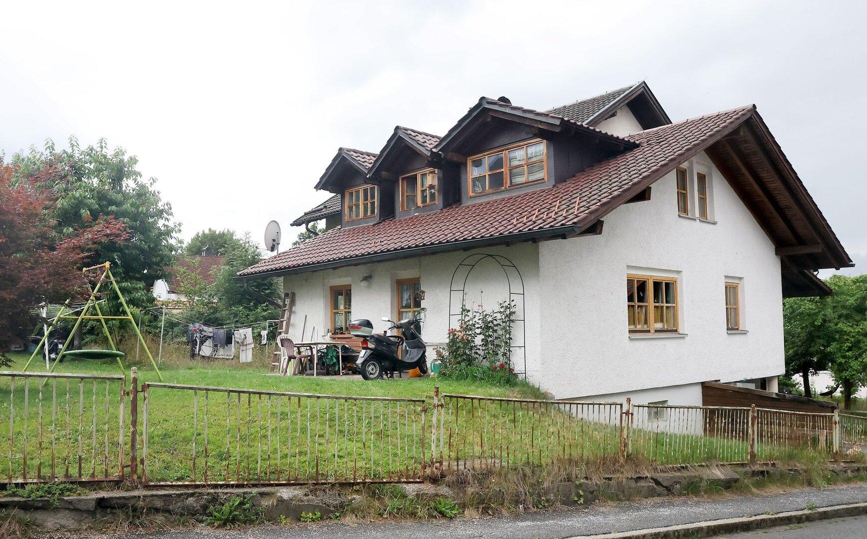 Drei Tote in Bayern: Dritte Leiche aus Haus in Zwiesel identifiziert