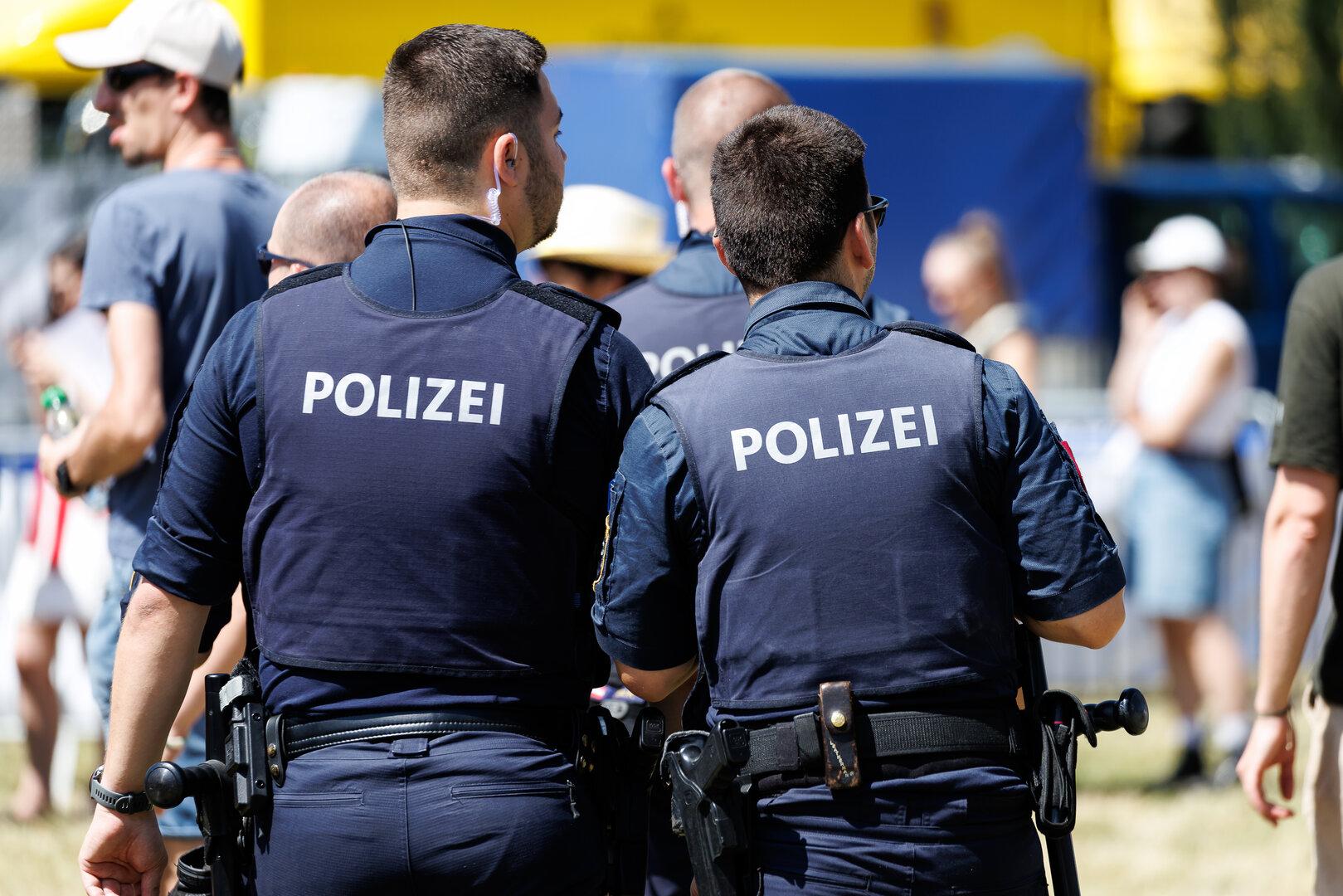 Urteil gegen falsche Polizisten in Wien: Viereinhalb und drei Jahre Haft