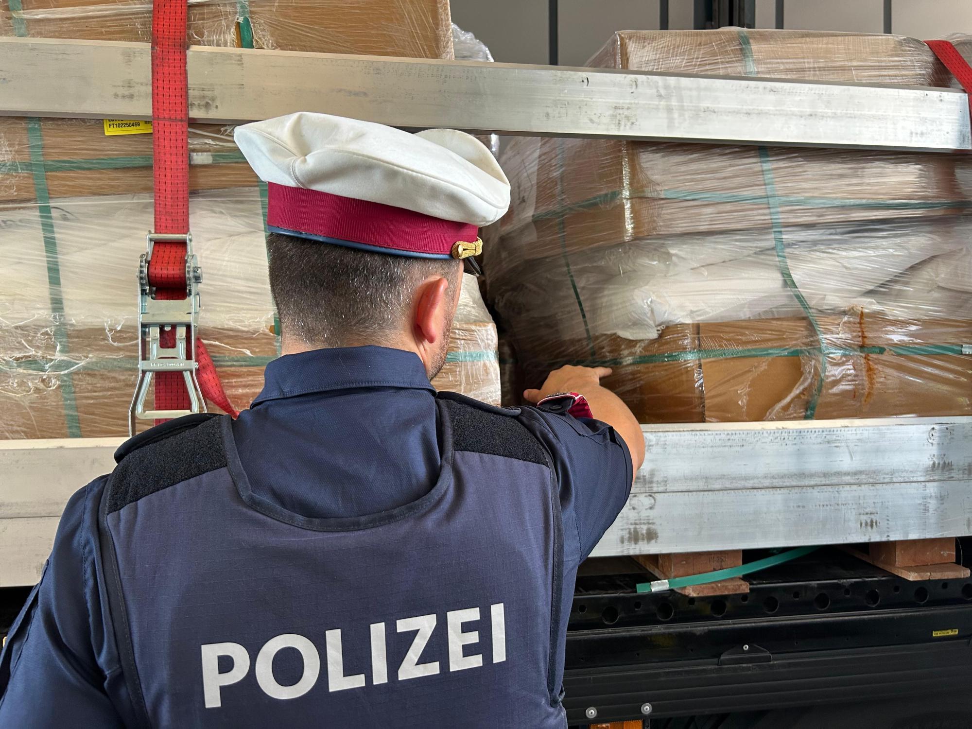 LKW in Wien-Donaustadt mit giftigem Gefahrgut angehalten