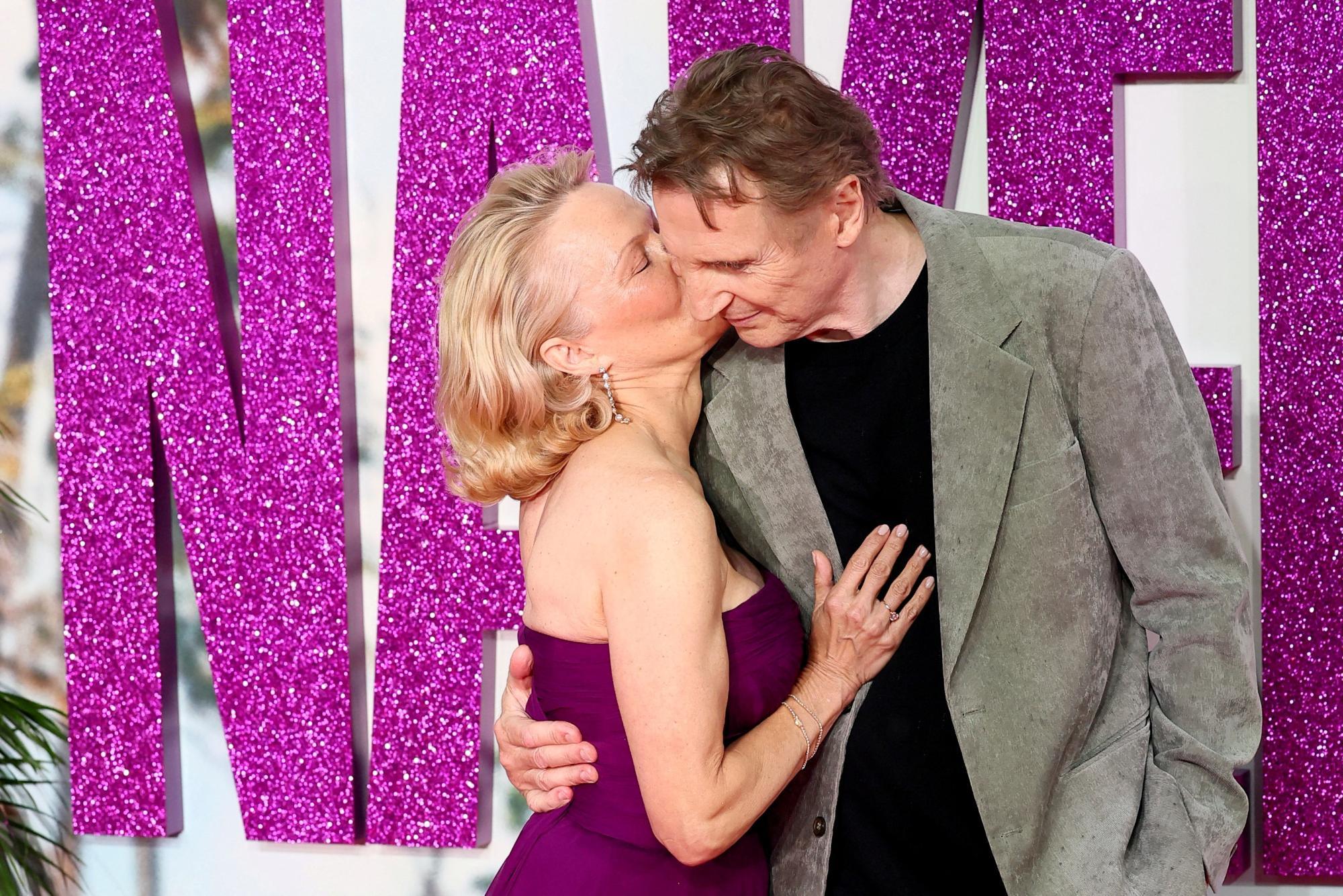 Liebespaar? Das verrät die Körpersprache von Pamela Anderson und Liam Neeson