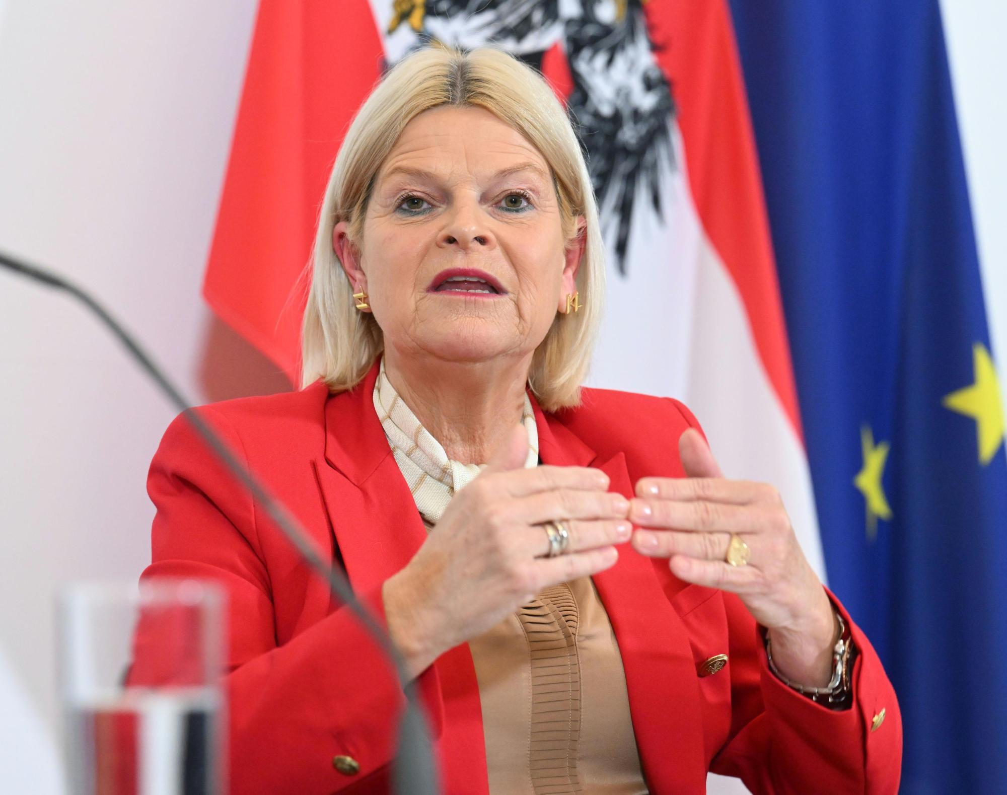 Avstrijska obrambna ministrica preučuje možnost napotitve vojske v Ukrajino po koncu vojne