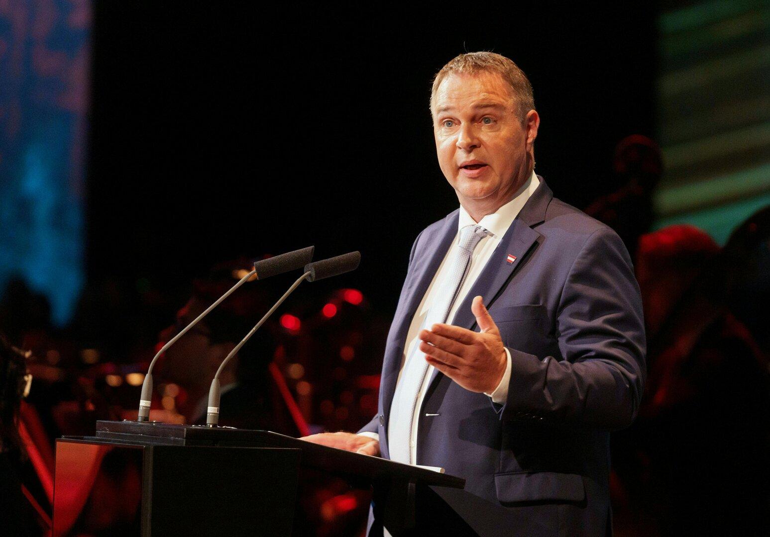 Kulturno ministrstvo je umaknilo skrajšanje štipendij za književnost