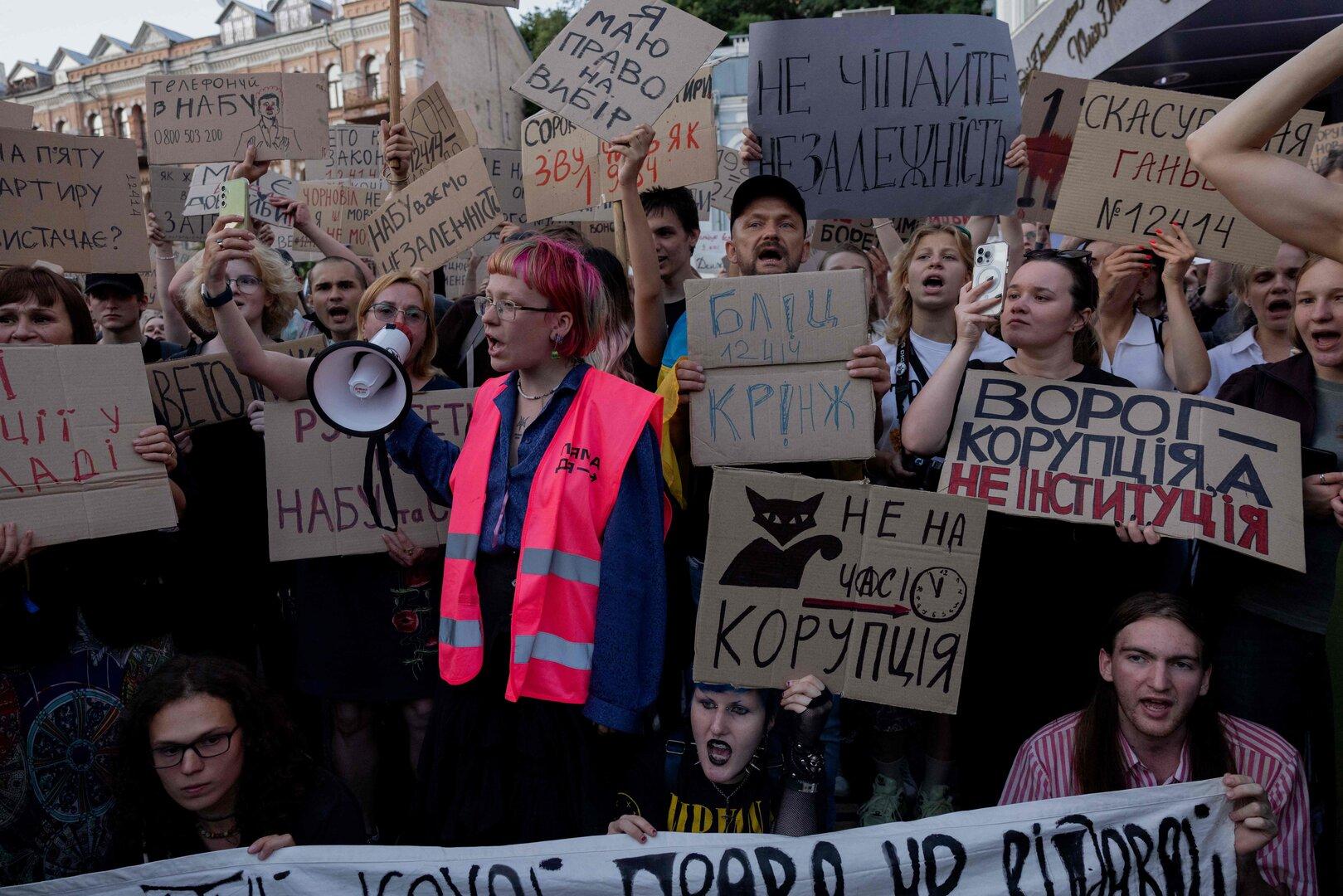 Warum Selenskij seine Anti-Korruptionsjäger lahm legt - und damit große Proteste auslöst
