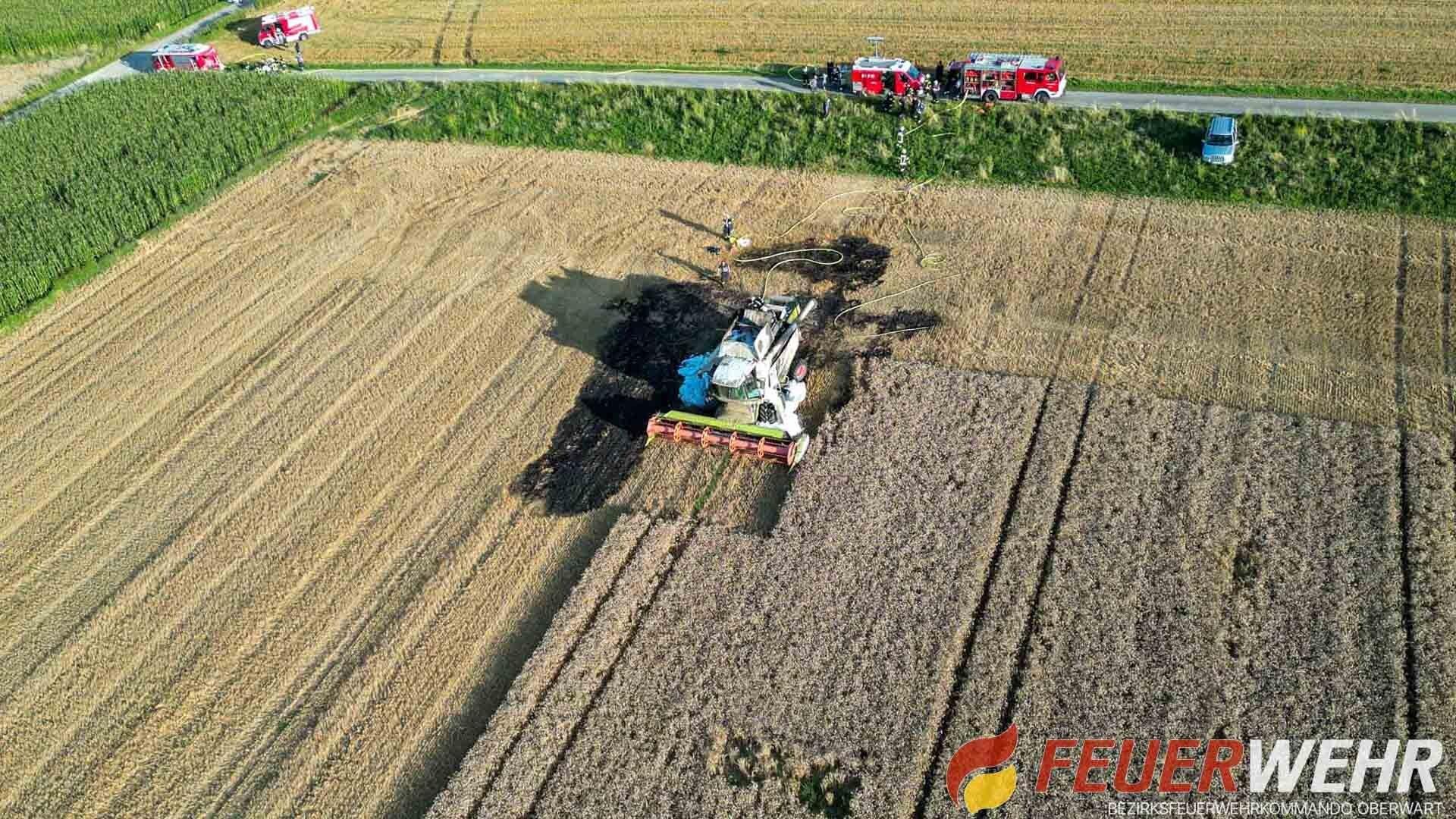 Mähdrescher in Flammen: 4 Feuerwehren im Einsatz
