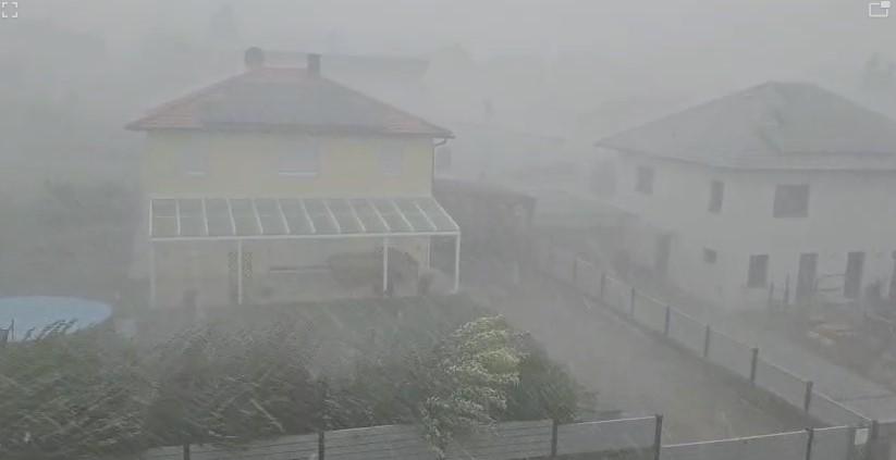 Avstrijo NÖ zajeli hudi nalivi in toča, v predmestju Dunaja je poplavljalo