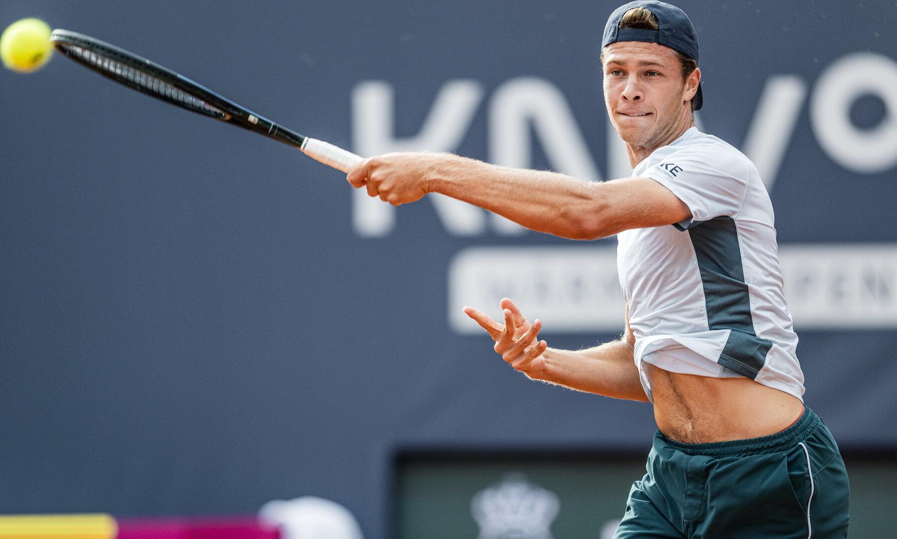 Joel Schwärzler beim Tennisspiel.