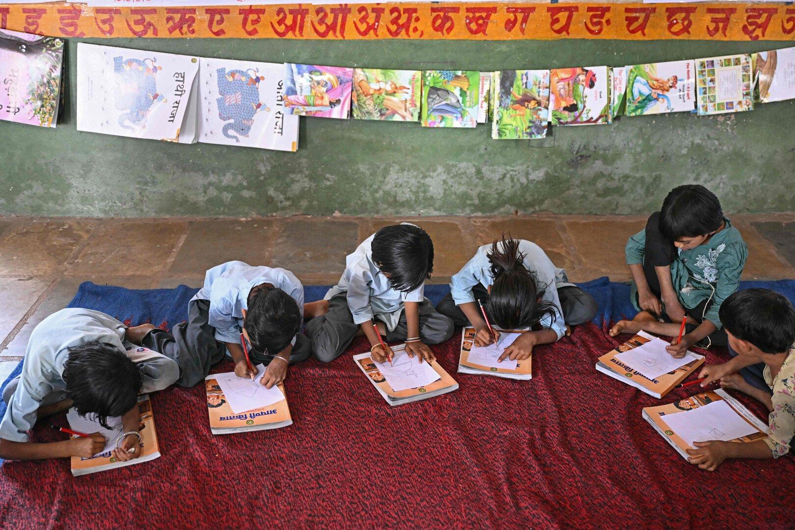 V Indiji umrlo sedem otrok v podoru strehe šole