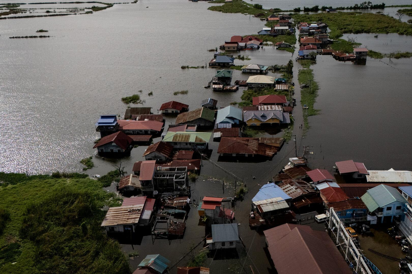 Filipini v objemu vremenskega kaosa, 280.000 ljudi brez domov