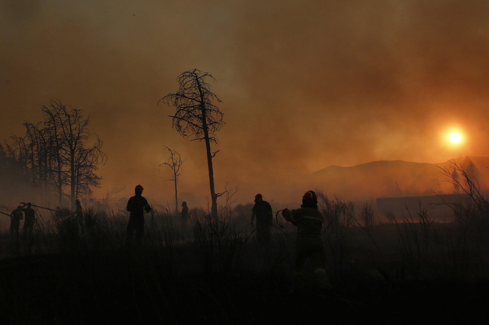 Heftige Waldbrände in Griechenland: Dörfer evakuiert, Lage weiterhin kritisch