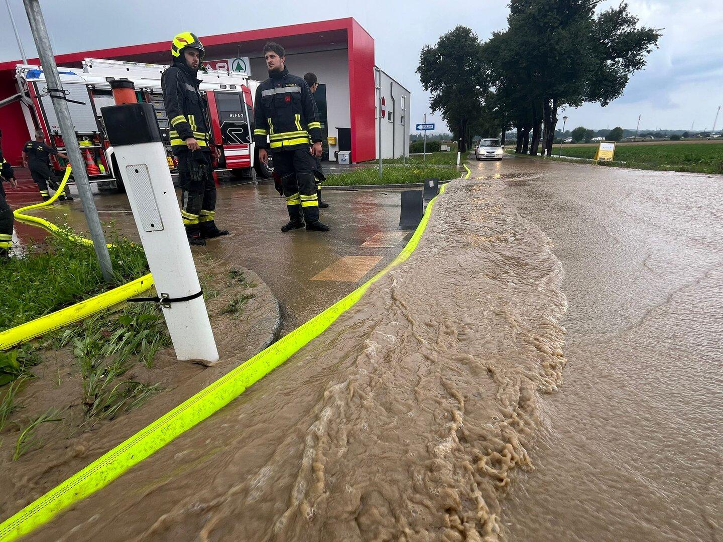 Feuerwehren stehen im westlichen NÖ im Hochwassereinsatz