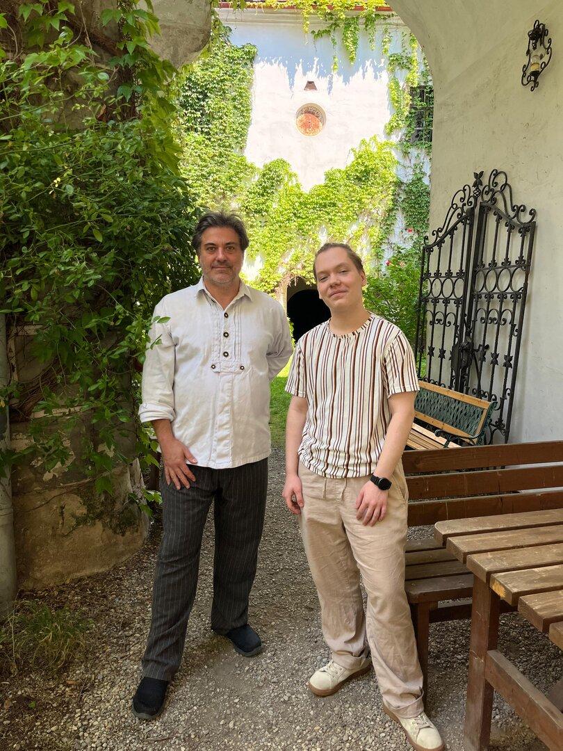 Mladi umetnik ustvarja v dvorcu, knjižnica gostila obiskovalce