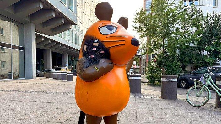 Nach Brandanschlag: Maus-Figur wird mit Pflastern versorgt
