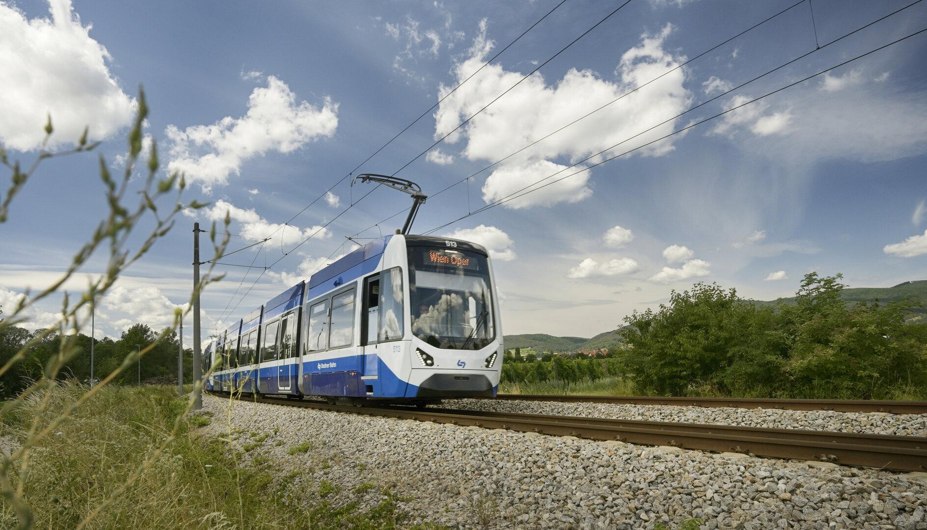 Železniške novice: Motnje v prometu, gradnja novih prog in posodobitev postaj