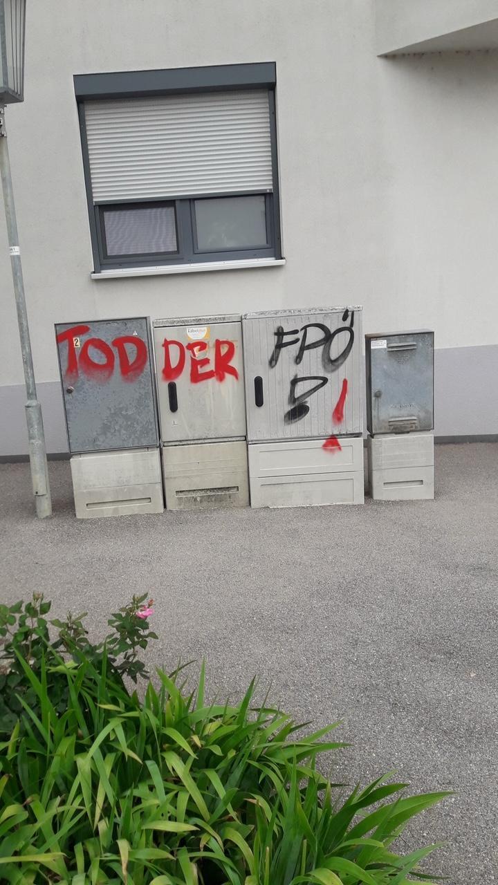 Hassbotschaft gegen FPÖ auf Zählerkästen in Mistelbach