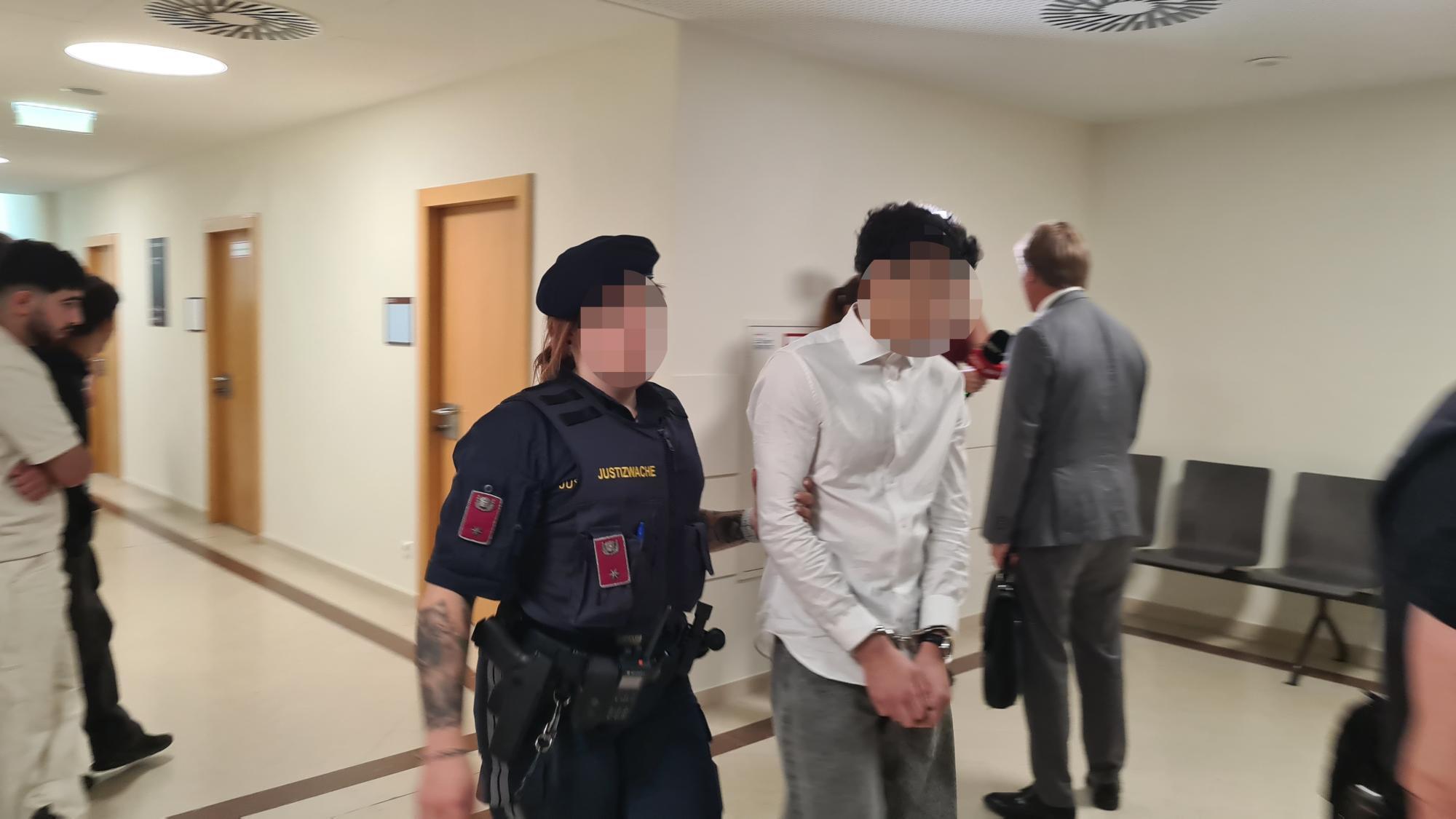 Kinder mit Messer bedroht und ausgeraubt: 18-Jährige verurteilt