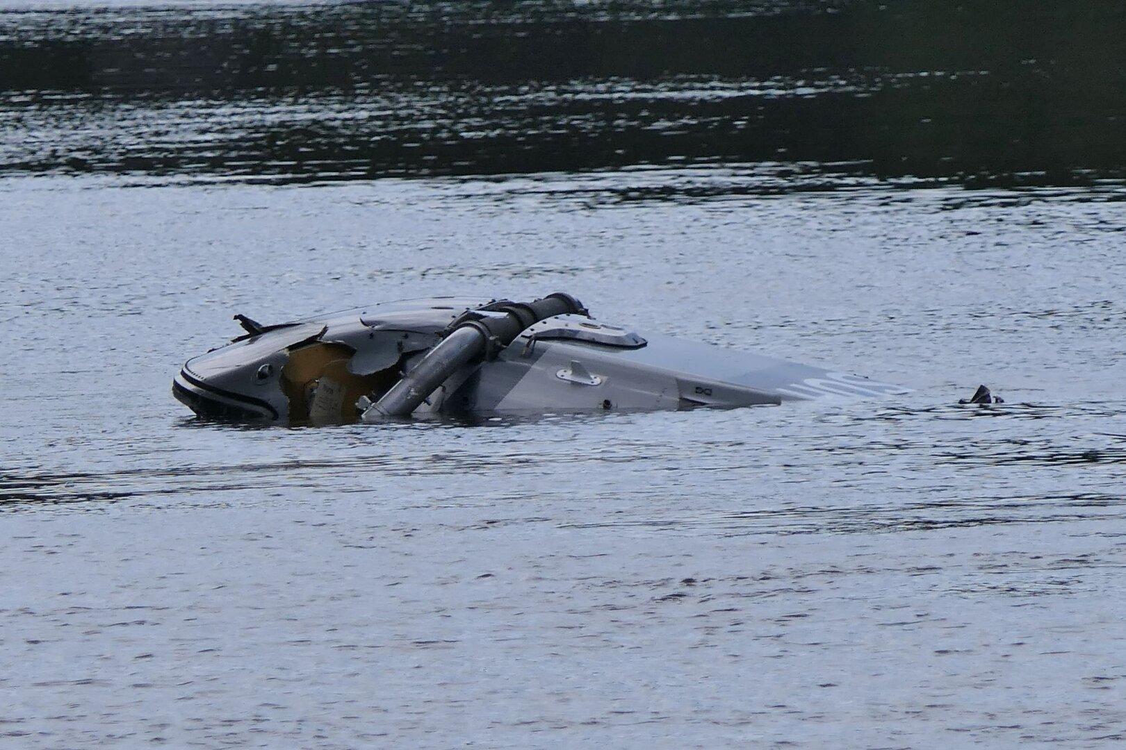Militär-Hubschrauber in Fluss gestürzt: Pilot wird vermisst