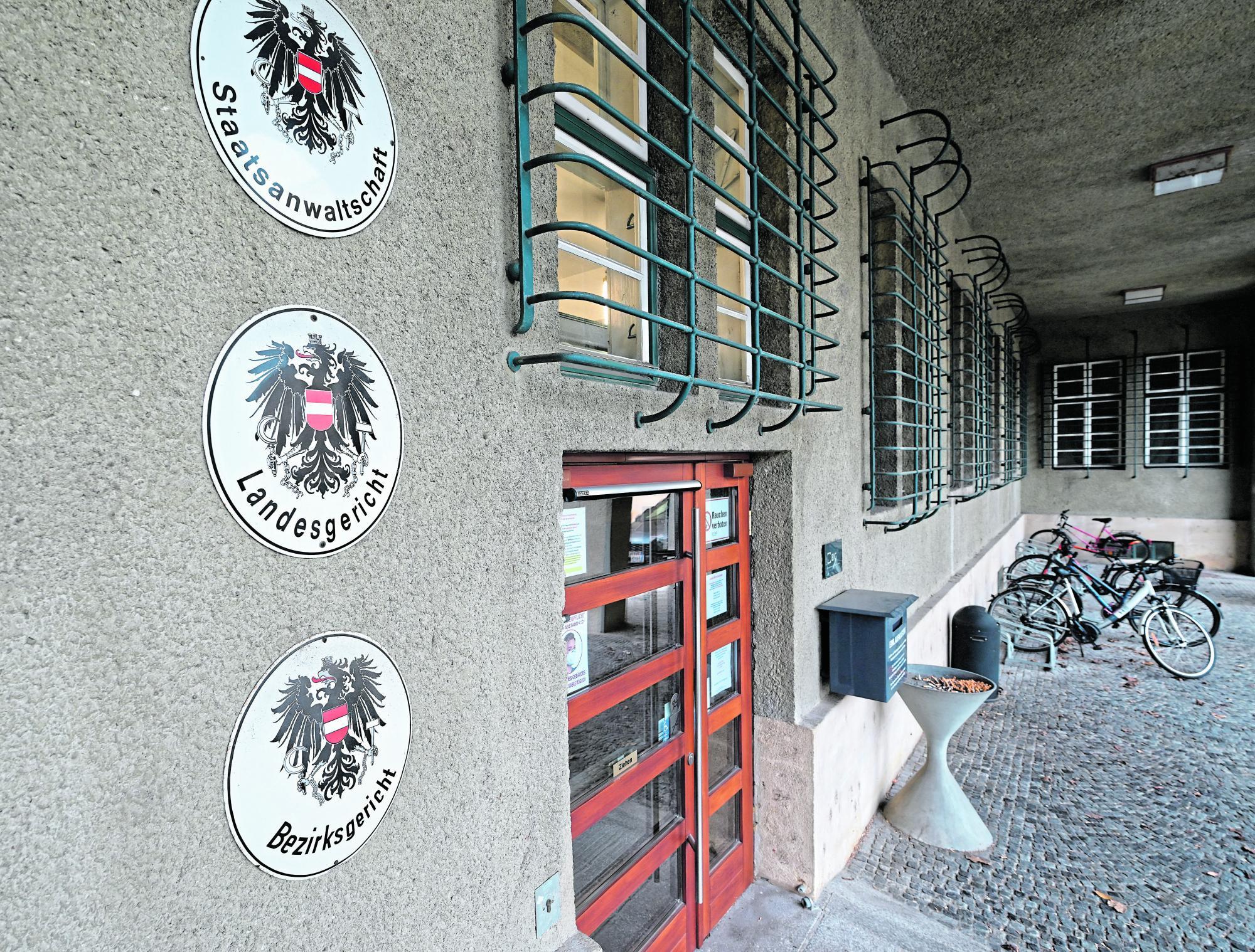 Policija opozarja na staro prevaro, duhovnik pa pred sodišče zaradi mamil