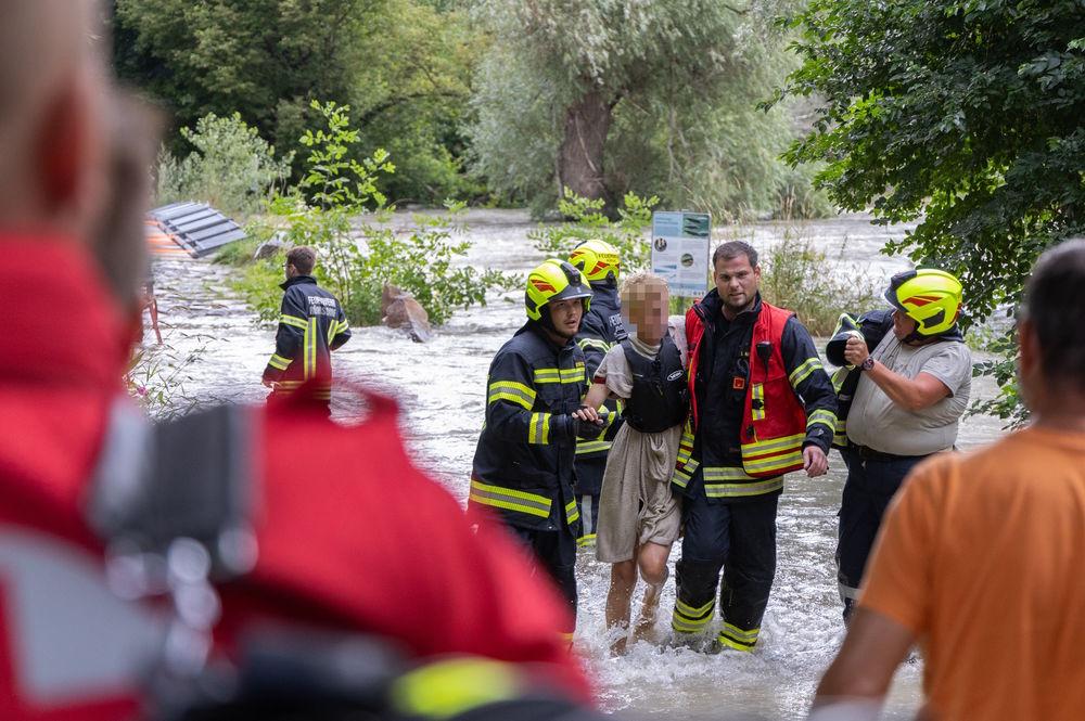 Avtomobili umazani, ceste zaprte: Gasilci so morali posredovati po razlitju kemikalij