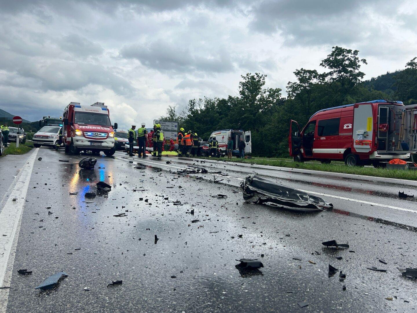 Einsatz zur Menschenrettung nach Pkw-Zusammenstoß auf der B25 im Erlauftal