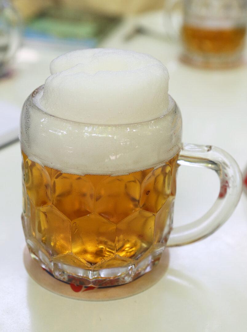 Kurios: Fahrer löscht brennenden Autoreifen mit Bier und Radler