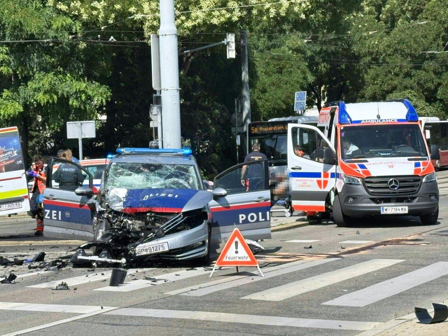 Polizeiauto kollidiert in Wien mit Rettungsauto: Mehrere Verletzte