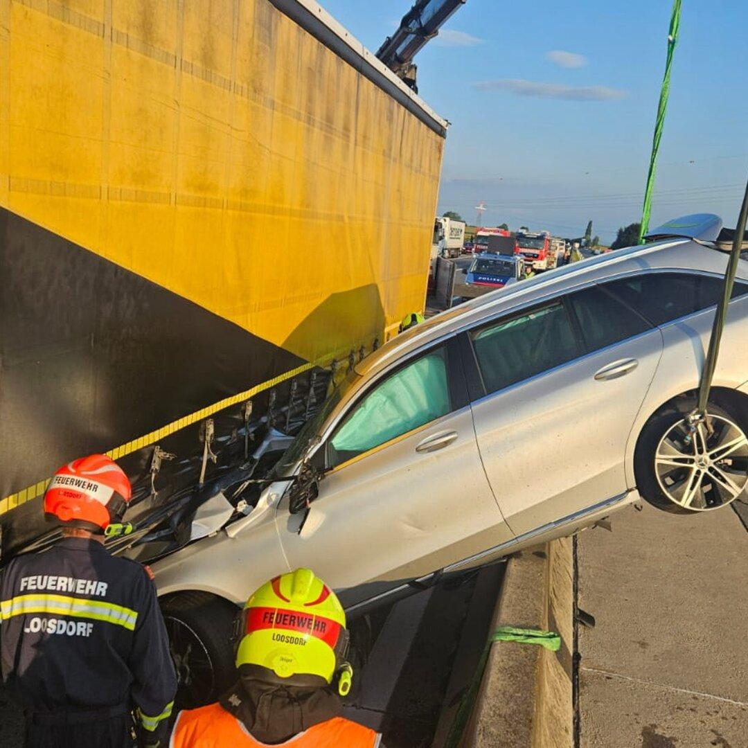 V Avstriji več hudih prometnih nesreč, vključno z reševanjem oseb iz vozil