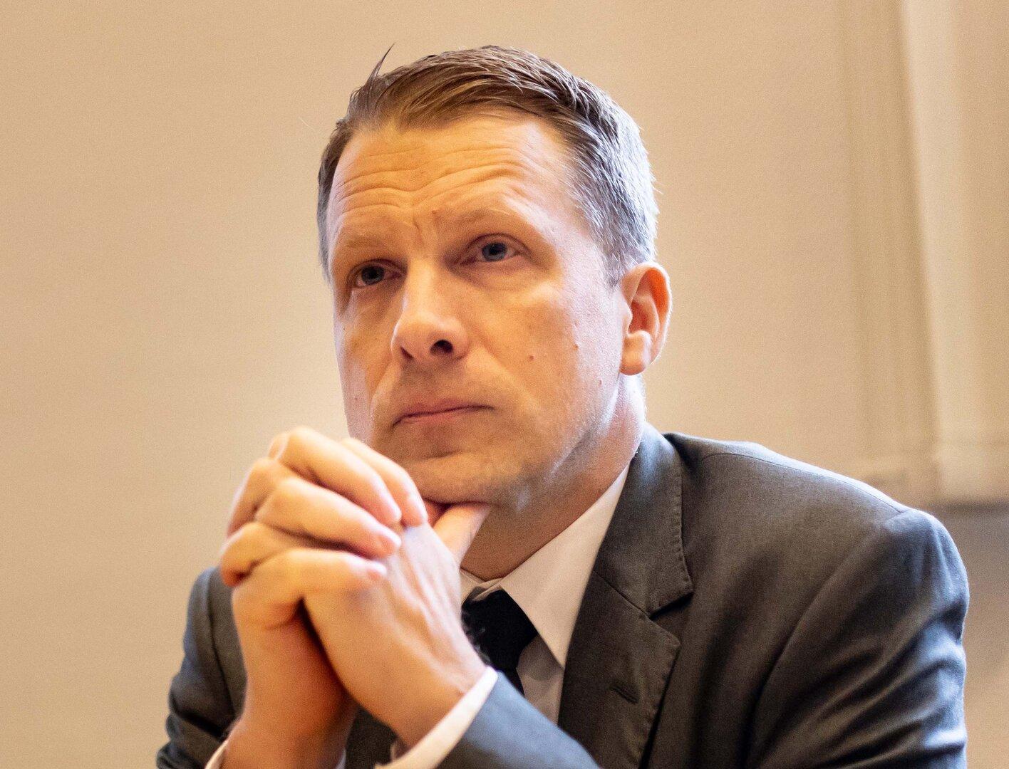 Nemški raper Fat Comedy v zapor zaradi objave posnetka klofute Oliverju Pocherju