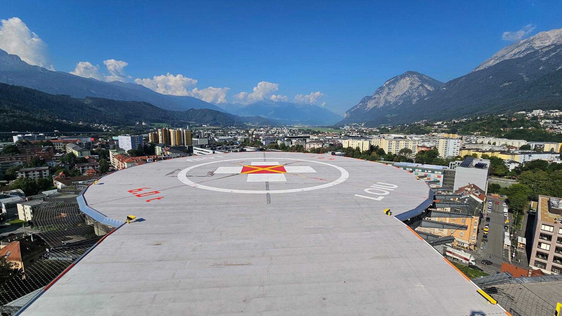 Nemški pohodnik se je v Tirolski hudo poškodoval po 50-metrskem padcu v gozd