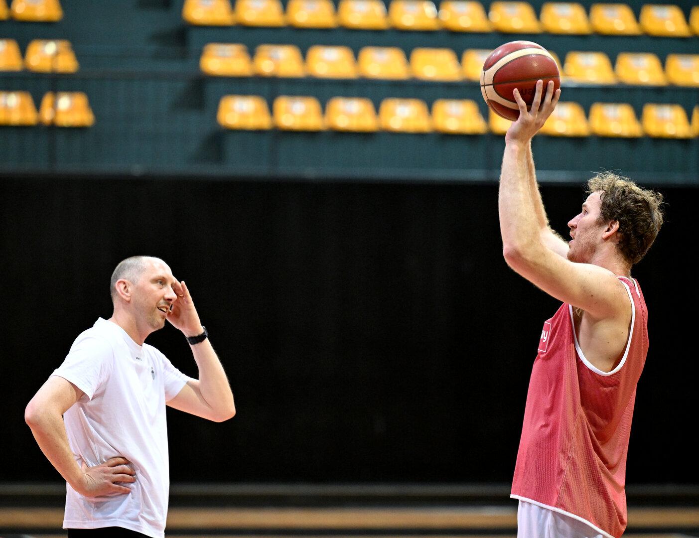 Jakob Pöltl se je v Schwechatu vrnil v avstrijsko reprezentanco pred številno publiko