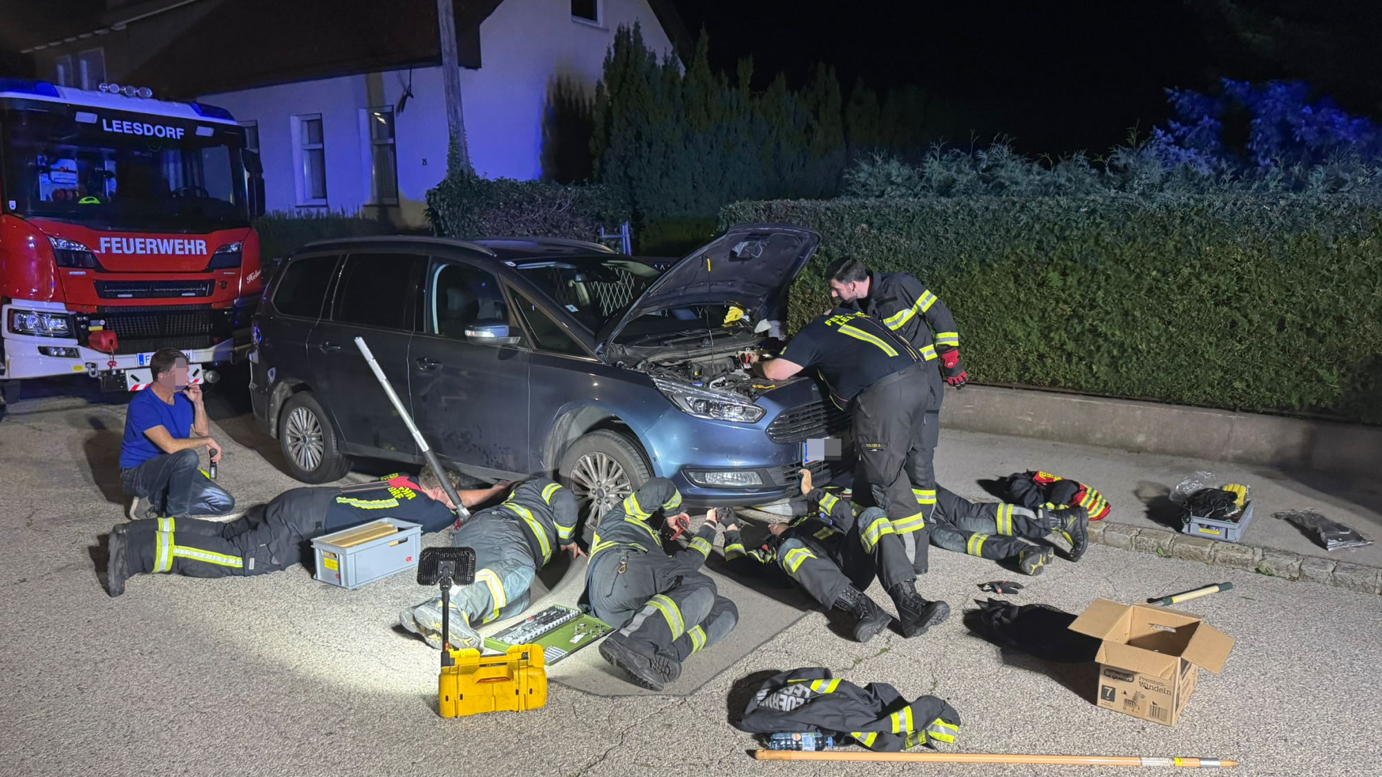 Avstrijski gasilci rešili mucko, ki je iz Hrvaške potovala v motornem prostoru avtomobila