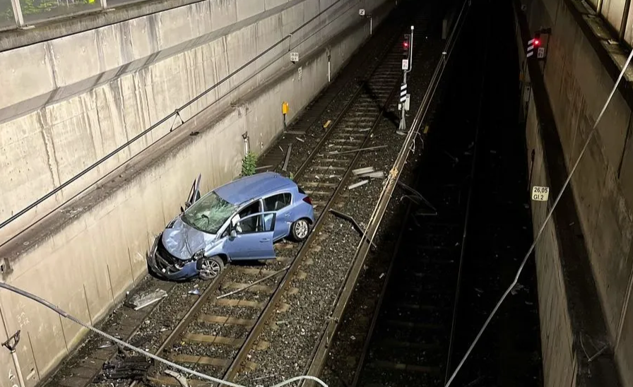 Lachgas im Auto: Fahrer stürzte 6 Meter tief in U-Bahn-Schacht