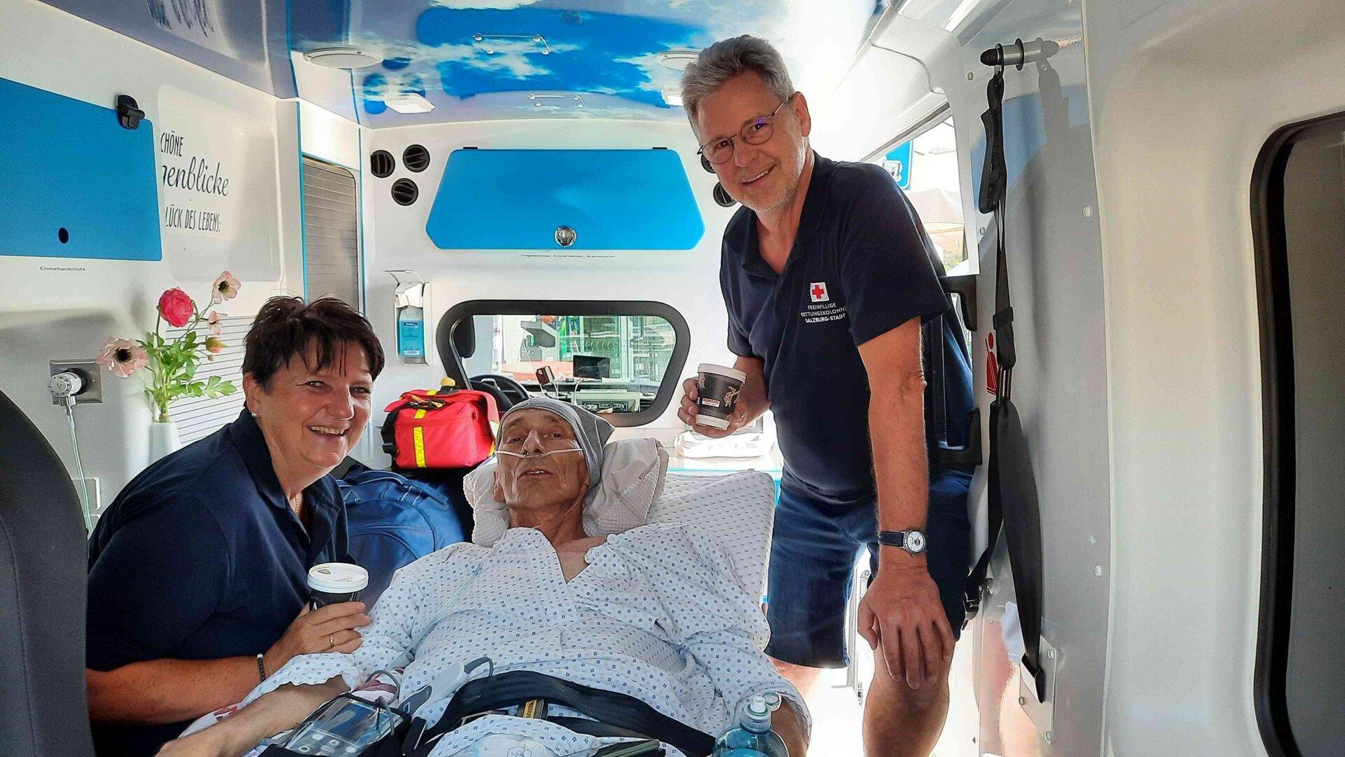 Rdeči križ izpolnil zadnjo željo bolniku s hospicem in ga odpeljal v rojstni kraj